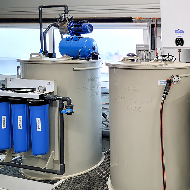 Clear water tank for recycling glue wastewater