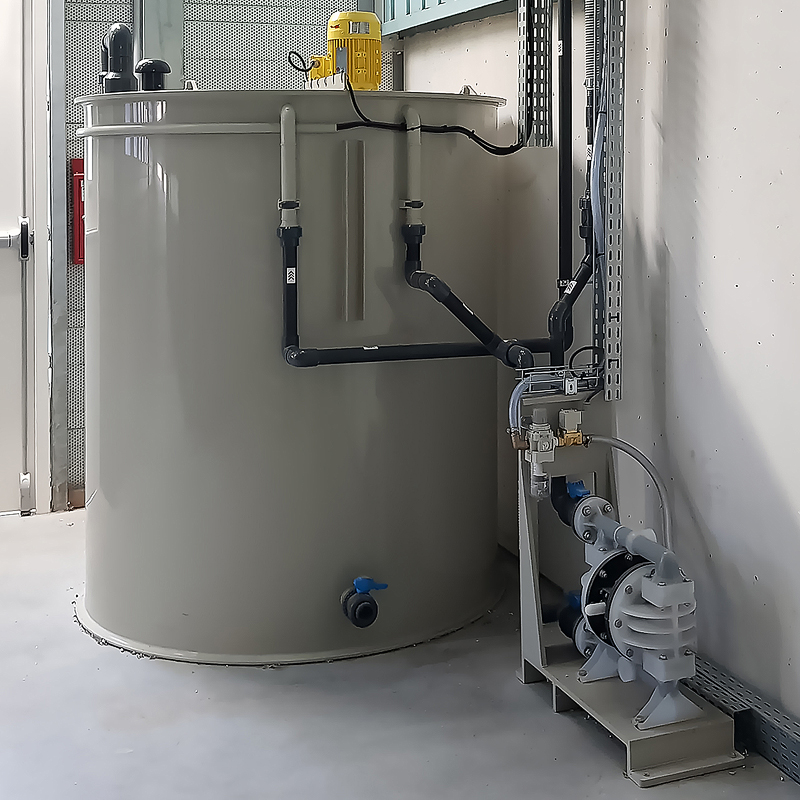Storage of waste water from emptying a scrubber-dryer for a workshop